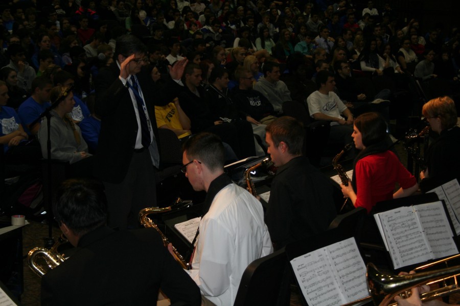 Mr. Fioravanti conducts the Jazz Band.